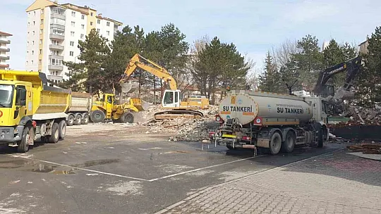 Depremde hasar alan okul yıkılıyor