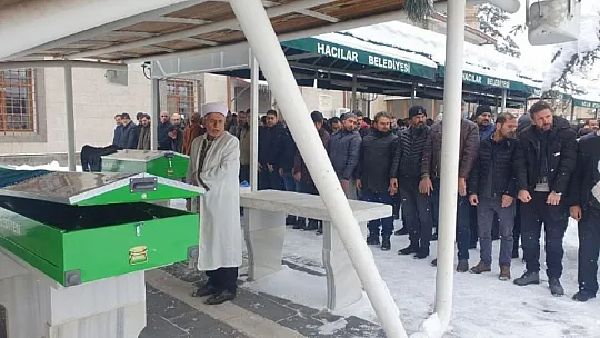 Depremde hayatını kaybedenler toprağa veriliyor