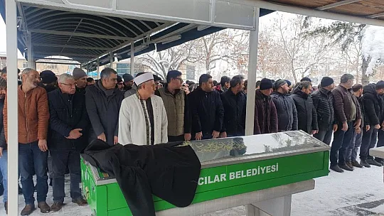 Depremde hayatını kaybedenler toprağa veriliyor