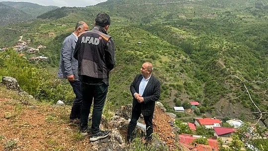 Depremler sonrası Saimbeyli'de tehlikeli kayalar temizleniyor