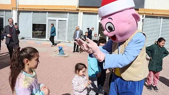 Depremzede çocuklara moral desteği