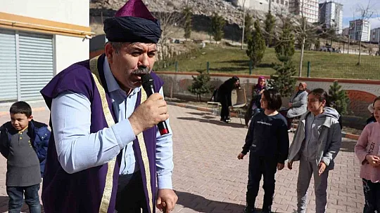 Depremzede çocuklara moral desteği