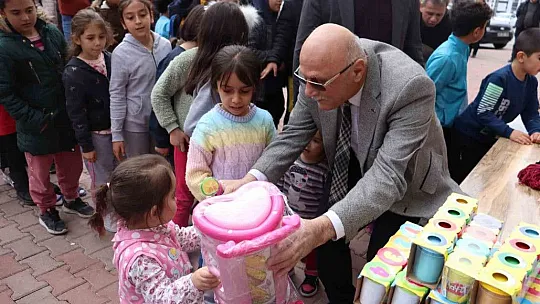 Depremzede çocuklara moral desteği