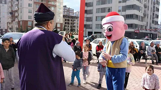 Depremzede çocuklara moral desteği