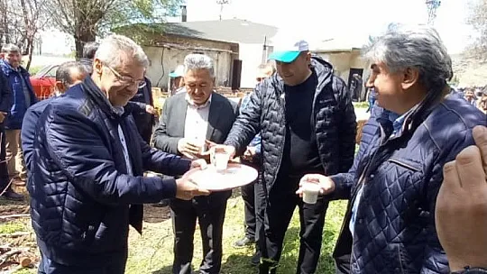 Dualar eşliğinde toprakla buluşturdular!