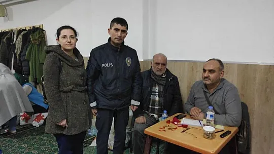 Eren okul harçlığını, polis memuru tedavi parasını depremzedelere bağışladı