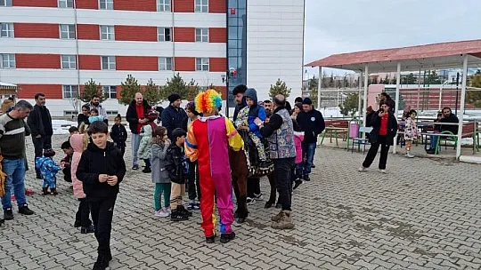 Develi'de depremzede çocuklar at bindi