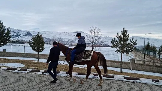 Develi'de depremzede çocuklar at bindi
