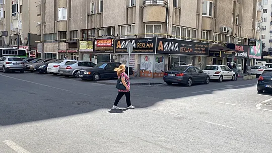 Geri geri gelirken yayaya çarptı...