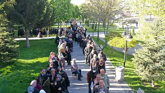 Domates fidesi için uzun kuyruklar oluşturdular