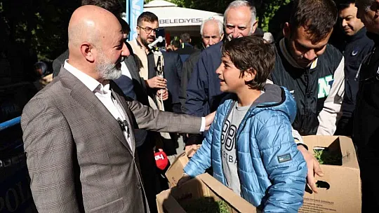 Domates fidesi için uzun kuyruklar oluşturdular
