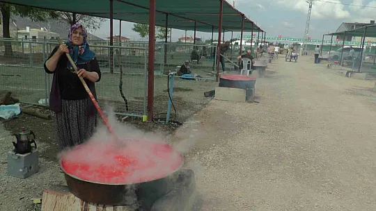 Domatesler kışlık salça için kaynadı!