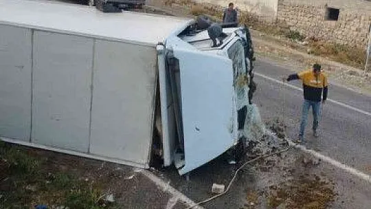 Kamyon istinat duvarına çarptı