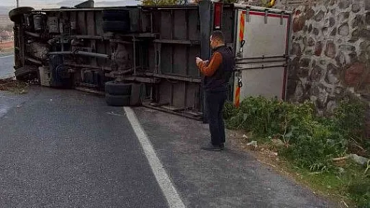Kamyon istinat duvarına çarptı