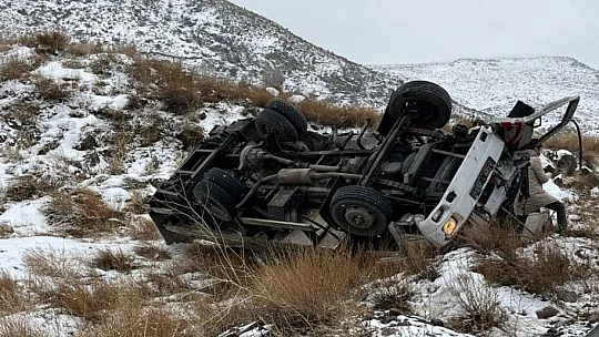 Şarampole devrilen kamyonet hurdaya döndü: 1 kişi...