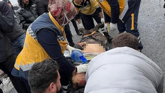 Şarampole devrilen kamyonet hurdaya döndü: 1 kişi...