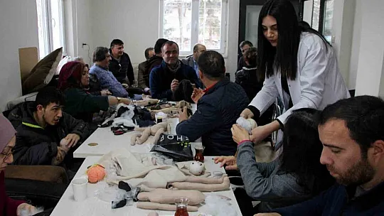 Engelleri aştılar, peluş bebek üretiyorlar