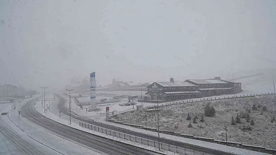 Erciyes'e lapa lapa kar yağdı