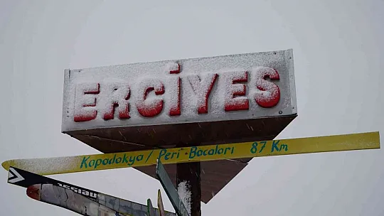 Erciyes'e lapa lapa kar yağdı