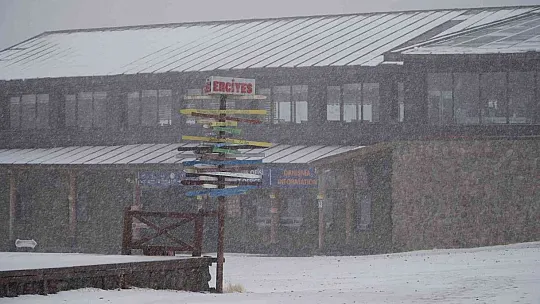 Erciyes'e lapa lapa kar yağdı
