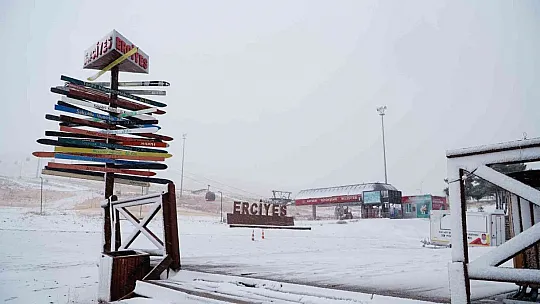 Erciyes'e lapa lapa kar yağdı