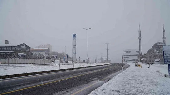 Erciyes'e lapa lapa kar yağdı