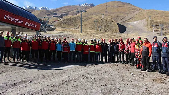 Erciyes'te turistler kurtarıldı!
