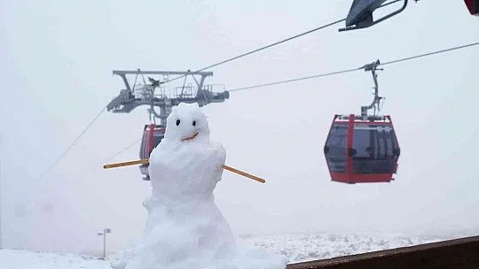 Erciyes'te sezonun ilk kardan adamı yapıldı
