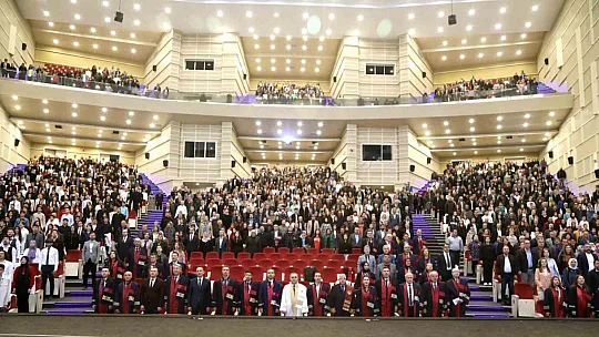 Tıp öğrenimine başlayan öğrenciler törenle önlük giydi
