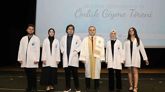 Tıp öğrenimine başlayan öğrenciler törenle önlük giydi