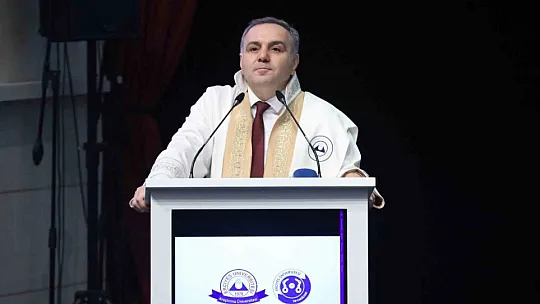 Tıp öğrenimine başlayan öğrenciler törenle önlük giydi