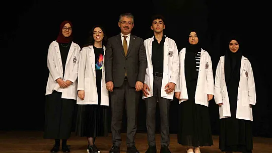 Öğrenciler önlüklerini törenle giydi...