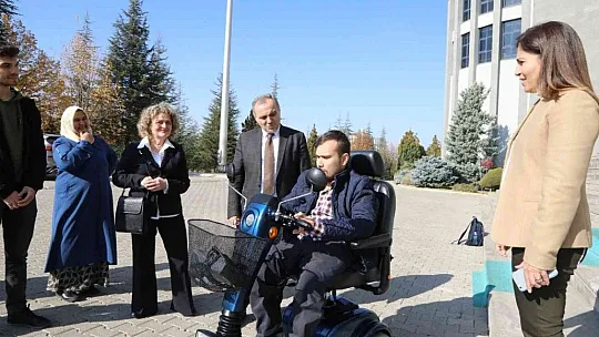 ERÜ Edebiyat Fakültesi Öğrencisine Akülü Engelli Aracı Desteği