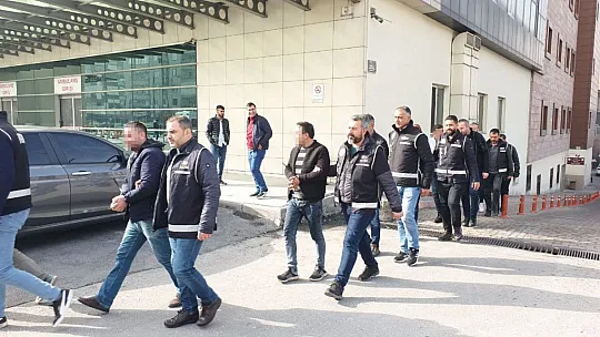 Eş zamanlı operasyonunda 11 kişi adliyede