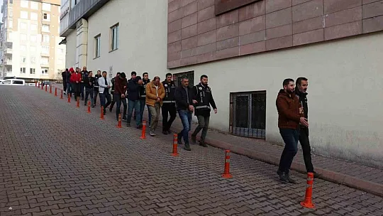 Eş zamanlı 15 adrese 'kaçakçılık' operasyonu: çok sayıda gözaltı var