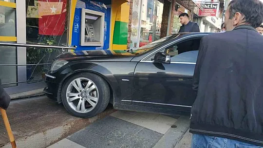 Faciadan kıl payı dönüldü, o anlar güvenlik kamerasına yansıdı