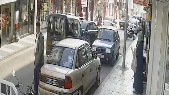 Faciadan kıl payı dönüldü, o anlar güvenlik kamerasına yansıdı