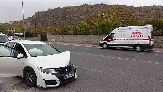 Feci kazada otomobil parçalara bölündü