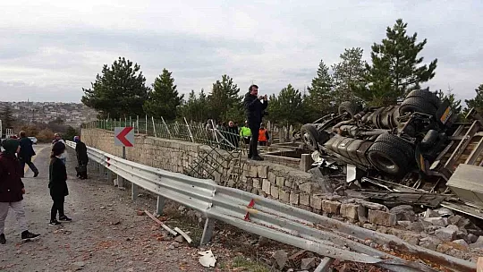 Tır dehşet saçtı: 2 yaralı