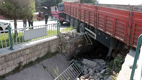 Freni patladığı iddia edilen kamyonet dehşet saçtı!!