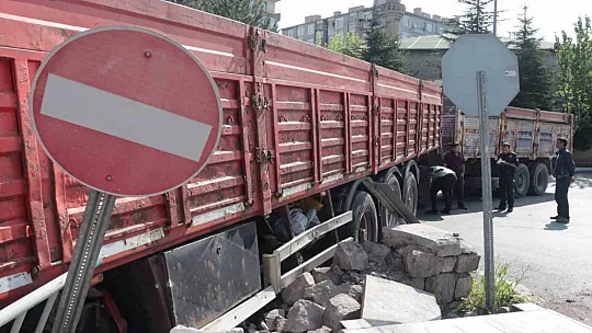 Freni patladığı iddia edilen kamyonet dehşet saçtı!!