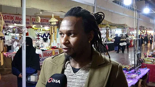 Senegalli Ebubekir fuarın en renkli esnafı olarak dikkat çekiyor