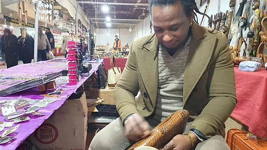 Senegalli Ebubekir fuarın en renkli esnafı olarak dikkat çekiyor