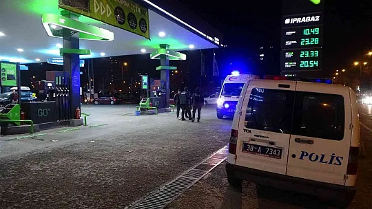 Gaz kaçağı olan otomobil akaryakıt istasyonunda böyle patladı