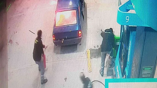 Gaz kaçağı olan otomobil akaryakıt istasyonunda böyle patladı