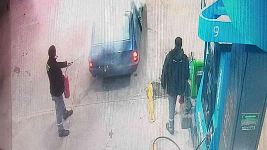 Gaz kaçağı olan otomobil akaryakıt istasyonunda böyle patladı