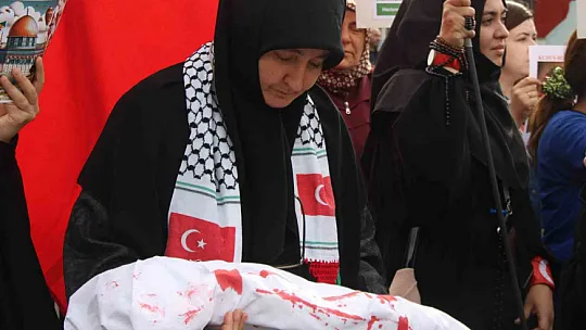 Kayseri meydanında dikkat çeken gösteri! Çocuklar yere yattı...