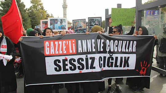 Kayseri meydanında dikkat çeken gösteri! Çocuklar yere yattı...