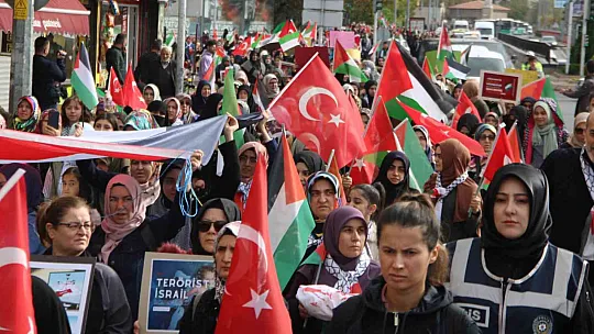 Kayseri meydanında dikkat çeken gösteri! Çocuklar yere yattı...