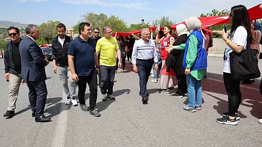 Gençler, 100 metrelik dev Türk Bayrağıyla gövde gösterisi yaptı